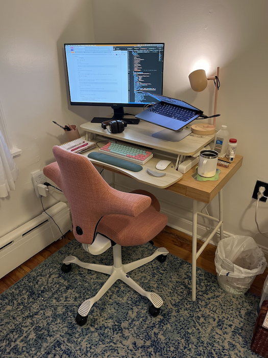 Small bedroom layout and furniture idea: Get an ergonomic chair
